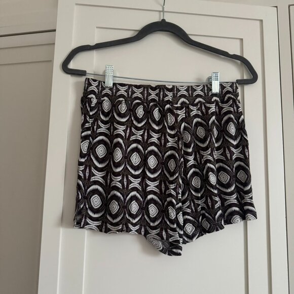 H&M Black and White printed shorts Size 6 - Picture 3 of 6